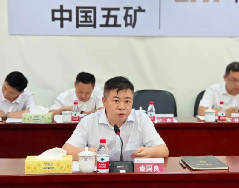 Bí thư Quận ủy Vương Thành đến công ty khảo sát